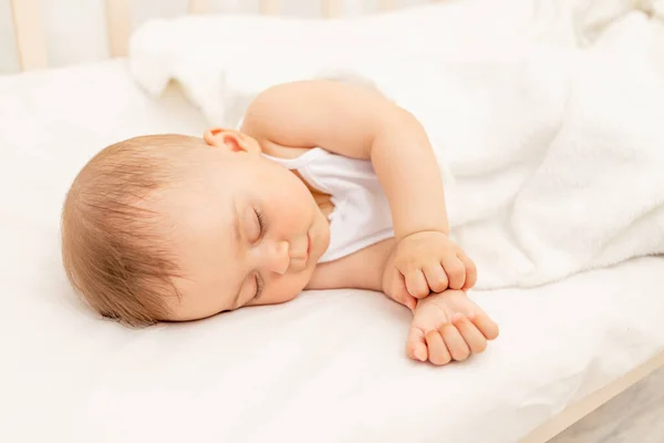 Kleines Mädchen Monate Alt Schlafend Einem Weißen Bett Gesunder Babyschlaf — Stockfoto