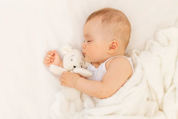 Μικρό Κοριτσάκι Μηνών Κοιμάται Λευκό Κρεβάτι Υγιές Μωρό Κοιμάται — Φωτογραφία Αρχείου