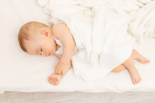 Kleines Mädchen Monate Alt Schlafend Einem Weißen Bett Gesunder Babyschlaf — Stockfoto