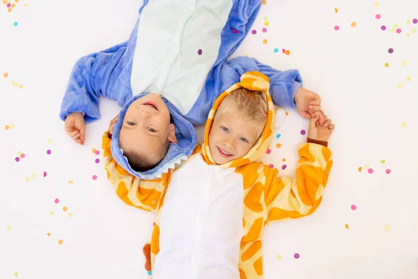 Dos Hermanos Pequeños Con Trajes Brillantes Sobre Fondo Blanco Aislado — Foto de Stock