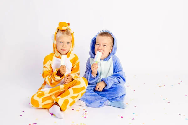 Twee Kleine Broertje Jongens Heldere Kostuums Een Witte Geïsoleerde Achtergrond — Stockfoto