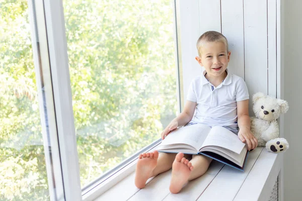 Niño Pequeño Sienta Ventana Con Libro Oso Suave — Foto de Stock