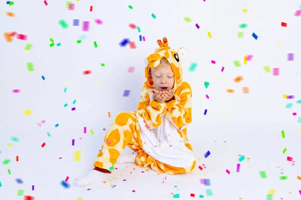 Malý Chlapec Zábavné Světlé Žirafní Kostým Bílém Izolovaném Pozadí Konfety — Stock fotografie