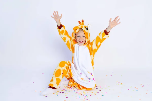 Malý Chlapec Zábavné Světlé Žirafní Kostým Bílém Izolovaném Pozadí Konfety — Stock fotografie