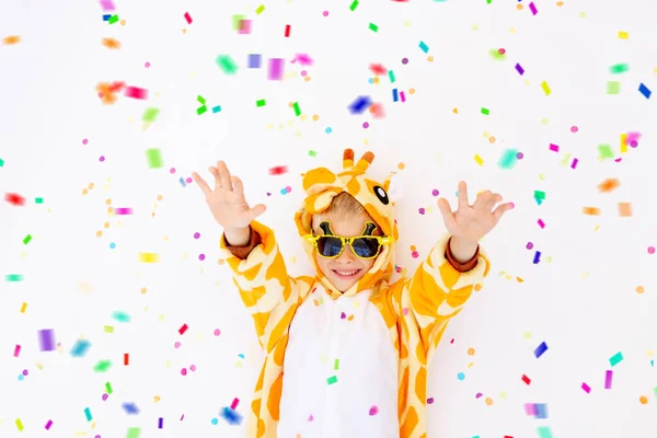 Kleine Jongen Een Leuke Heldere Giraffe Kostuum Een Witte Geïsoleerde — Stockfoto