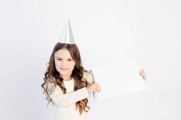 Chica Sostiene Una Sábana Blanca Linda Niña Con Una Hoja —  Fotos de Stock