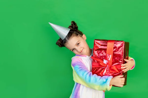 Uma Menina Bonito Fundo Isolado Verde Terno Brilhante Com Chapéu — Fotografia de Stock