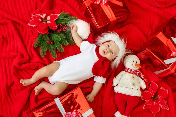 Enfant Drôle Dans Costume Père Noël Repose Sur Fond Rouge — Photo