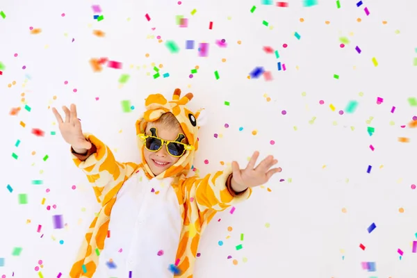 Liten Pojke Rolig Ljus Giraff Kostym Vit Isolerad Bakgrund Med — Stockfoto