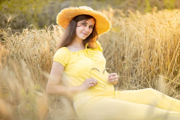 Una Mujer Embarazada Camina Por Campo Trigo Verano —  Fotos de Stock