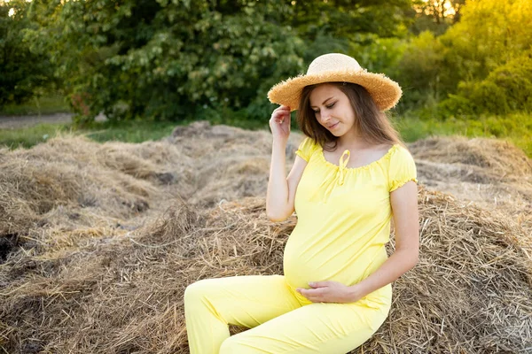 Pregnant Woman Dark Clothes Hat Sits Field Straw Summer Pregnant — Stock Photo, Image