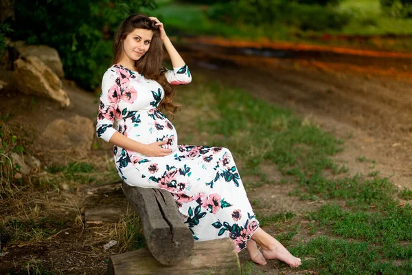 Una Mujer Embarazada Vestido Camina Bosque Verano Paseo Una Chica —  Fotos de Stock