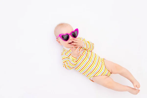 Pequena Menina Sorridente Meses Idade Deitada Fundo Branco Isolado Óculos — Fotografia de Stock