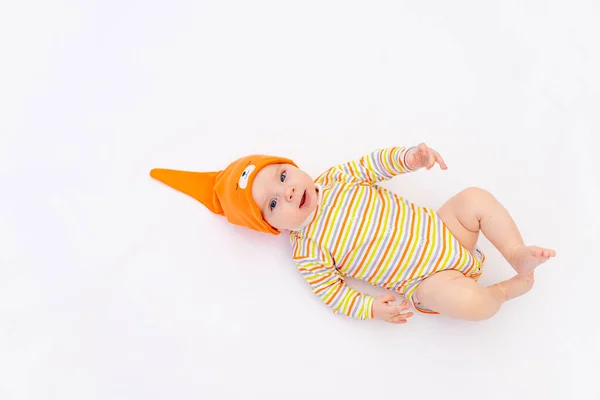 Pequena Menina Sorridente Meses Idade Deitada Fundo Isolado Branco Boné — Fotografia de Stock