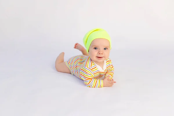小さな笑みを浮かべて赤ちゃんの女の子6ヶ月古いです上にあります白い隔離された背景で明るいボディスーツと黄色の帽子 テキストのためのスペース — ストック写真