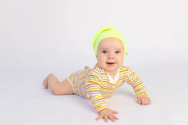 Pequena Menina Sorridente Meses Idade Encontra Fundo Isolado Branco Bodysuit — Fotografia de Stock