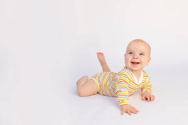 Pequena Menina Sorridente Meses Idade Encontra Fundo Branco Isolado Bodysuit — Fotografia de Stock