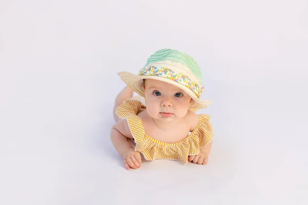 Sorrindo Bebê Menina Meses Idade Maiô Chapéu Sol Deitado Fundo — Fotografia de Stock