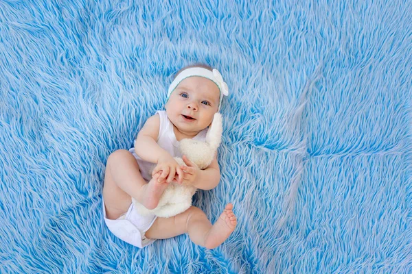 Uma Criança Sorridente Bodysuit Branco Está Fundo Pele Azul Com — Fotografia de Stock
