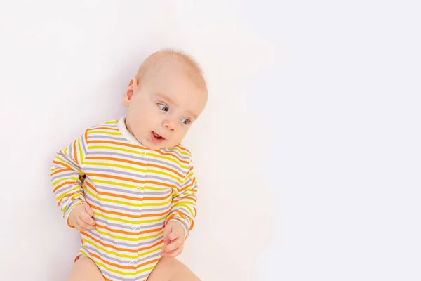 Niña Sonriente Meses Acostada Sobre Fondo Blanco Aislado Traje Cuerpo — Foto de Stock