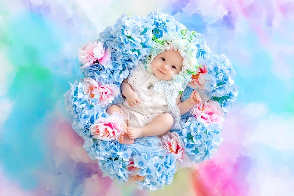 Hermoso Bebé Meses Sombrero Hecho Flores Acostado Una Cesta Con —  Fotos de Stock