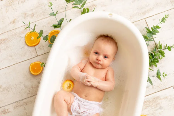 Een Klein Kind Baadt Een Bad Met Schuim Sinaasappels Kinderen — Stockfoto