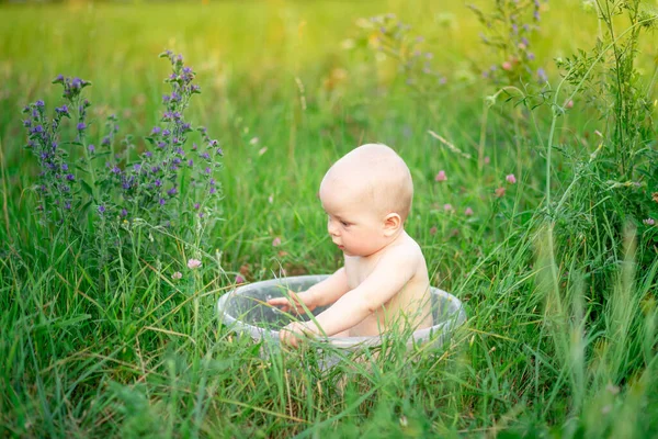 Bebé Niña Meses Baña Lavabo Hierba Verano —  Fotos de Stock