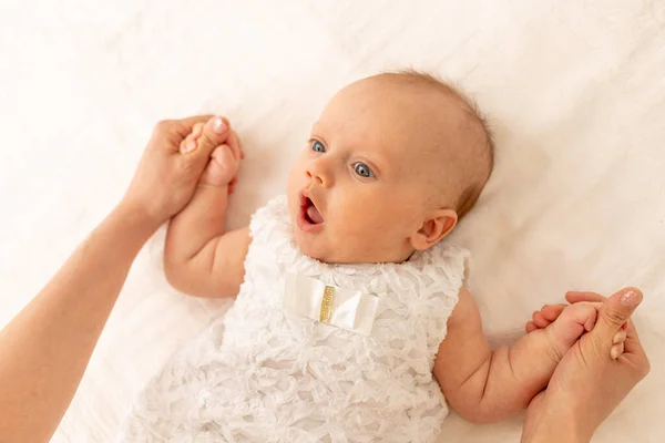 Een Moeder Houdt Handen Van Een Verraste Baby Een Wit — Stockfoto