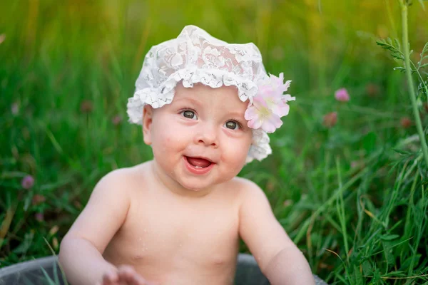 Bebê Menina Meses Idade Banhos Uma Bacia Grama Verão — Fotografia de Stock