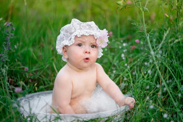 10个月大的女婴在草丛中洗澡 — 图库照片