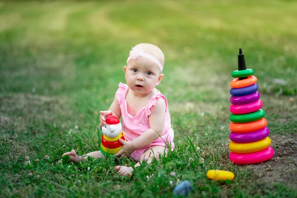 Baby Girl Months Old Sitting Grass Summer Playing Pyramid Early — Stock Photo, Image