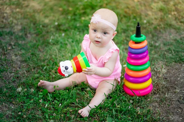 Baby Girl Months Old Sitting Grass Summer Playing Pyramid Early — Stock Photo, Image