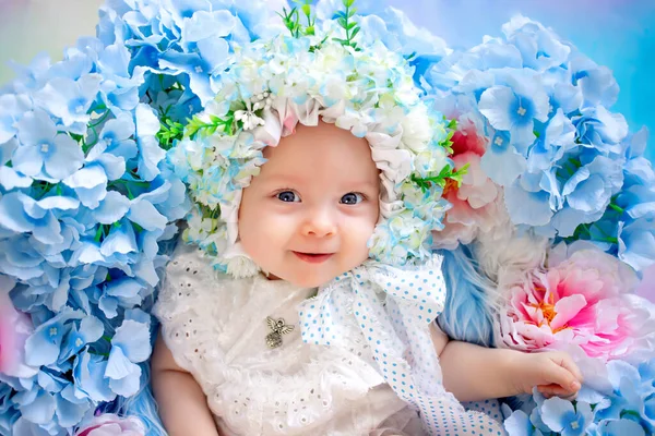 美しい赤ちゃん6ヶ月分の花でできた帽子アジサイのバスケットに寝そべって花の中の小さな子供 — ストック写真