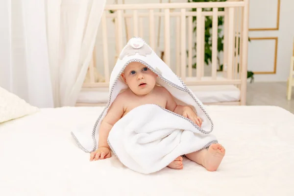 Bebé Niño Meses Sentado Una Cama Blanca Una Toalla Blanca —  Fotos de Stock