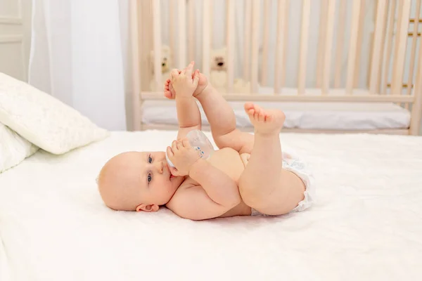 Bebé Niño Meses Edad Acostado Pañales Una Cama Blanca Con —  Fotos de Stock