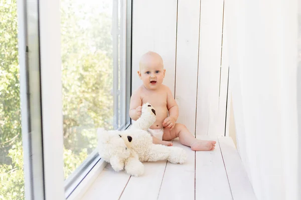 Niño Pequeño Niño Está Sentado Pañales Ventana Con Juguetes Suaves —  Fotos de Stock