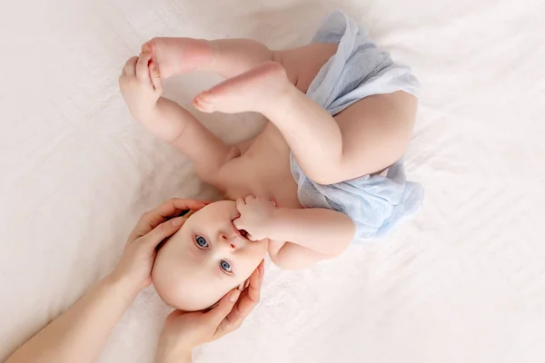 Une Mère Tient Doucement Son Petit Garçon Enfant Est Couché — Photo