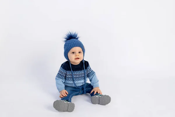 Bebé Niño Meses Sentado Sobre Fondo Blanco Aislado Ropa Invierno —  Fotos de Stock