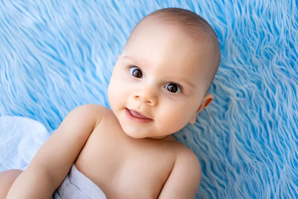 Retrato Niño Sonriente Sobre Fondo Piel Azul —  Fotos de Stock