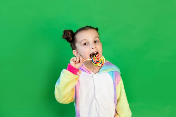 Een Schattig Meisje Likt Een Grote Lollipop Een Helder Pak — Stockfoto