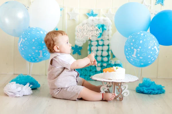 男婴一年前在照相馆里拿着蛋糕和气球 小孩一岁生日 小孩吃蛋糕 — 图库照片