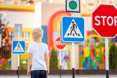 Bir çocuk yaya geçidinde karşıya geçmeyi öğrenir, trafik kuralları çocuklar içindir.