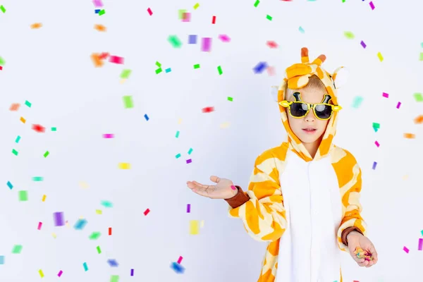 Een Vrolijke Jongen Een Fel Oranje Giraffe Kostuum Houdt Zijn — Stockfoto