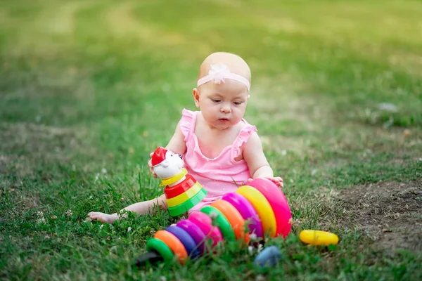 Baby Girl Months Old Sitting Grass Summer Playing Pyramid Early — Stock Photo, Image