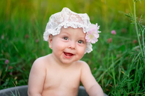 Bebé Niña Meses Baña Lavabo Hierba Verano —  Fotos de Stock