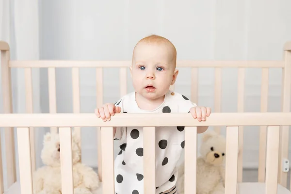 Retrato Bebé Meses Edad Pie Una Cuna Con Juguetes Pijama —  Fotos de Stock