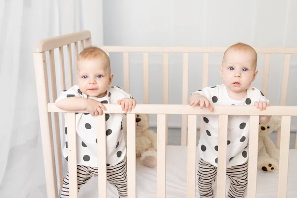 Dos Hermanos Gemelos Bebé Hermana Meses Sientan Pijama Cuna Mirar —  Fotos de Stock