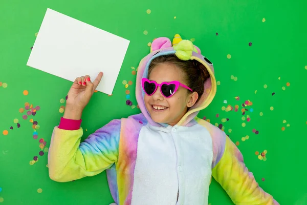 Uma Menina Terno Brilhante Está Fundo Isolado Verde Com Riacho — Fotografia de Stock