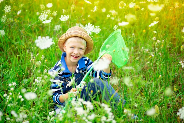 Щасливий Хлопчик Капелюсі Прогулює Полем Квітами Ловить Метеликів Сіткою Щасливим — стокове фото