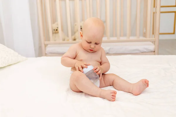 Niño Meses Sentado Pañales Una Cama Blanca Con Una Botella —  Fotos de Stock